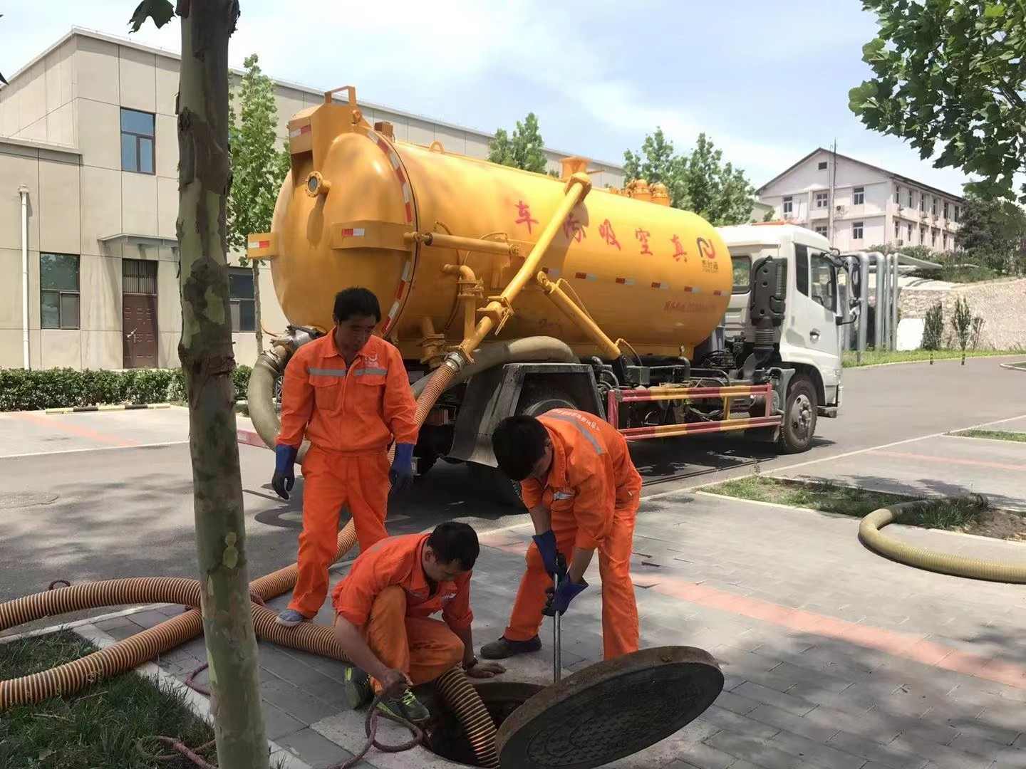 墨脱管道疏通车停在窨井附近