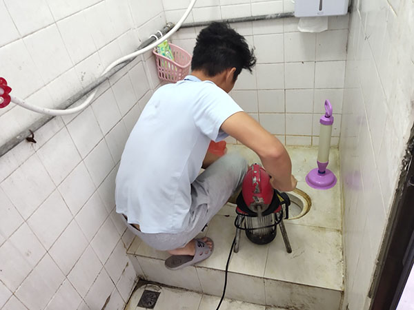 墨脱管道堵塞冒臭气 专业师傅现场解决问题