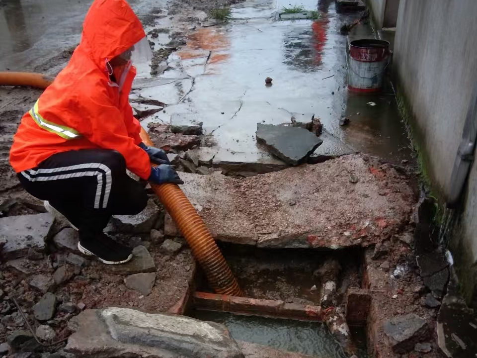 墨脱专业清理污水池 炜誉市政以规范流程守护城市 “肠道”